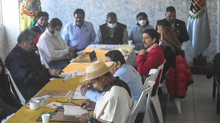 Los representantes c&iacute;vicos reunidos en Cochabamba, este 27 de julio. DICO SOL&Iacute;S