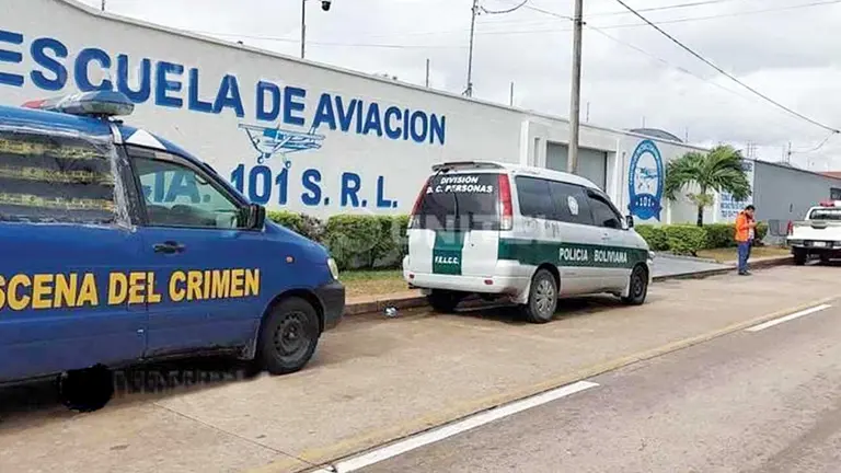 La Polic&iacute;a en el allanamiento de un hangar. UNITEL