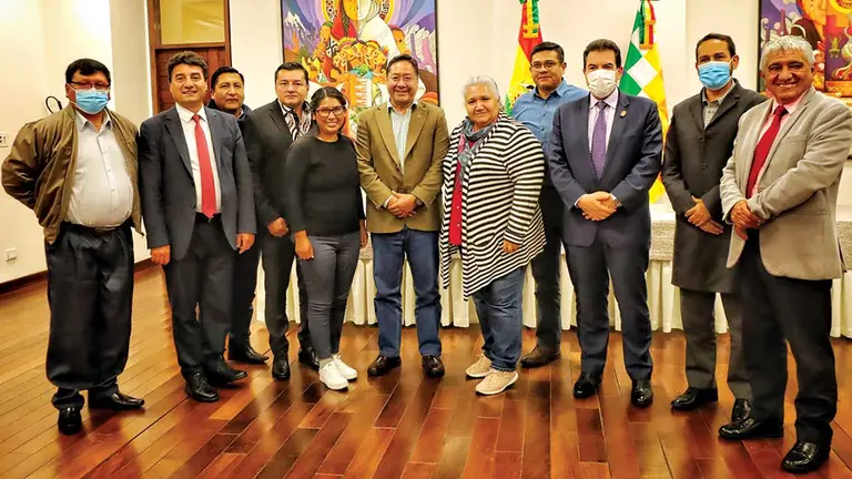 La imagen oficial del presidente, Luis Arce, con los alcaldes, ayer. Facebook