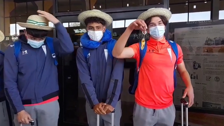 Jugadores de la U Cat&oacute;lica de Chile lucen sombreros caracter&iacute;sticos de Santa Cruz. Llegan para la Copa Evo.
