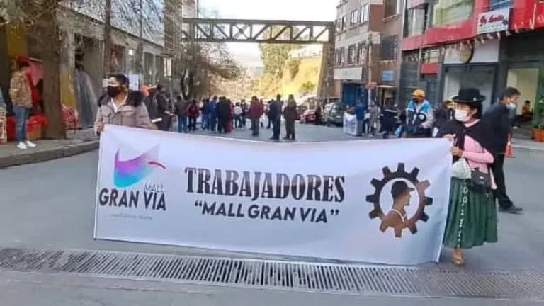 Algunos socios del mall Gran V&iacute;a, movilizados. ERBOL