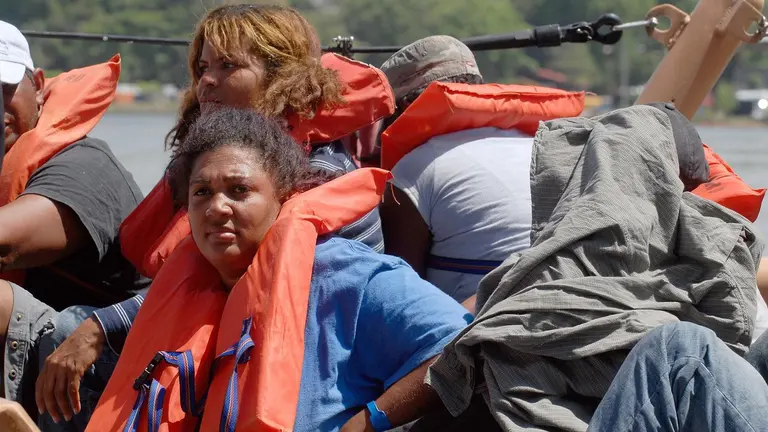 Alguna de las migrantes que lograron ser rescatadas.     EFE