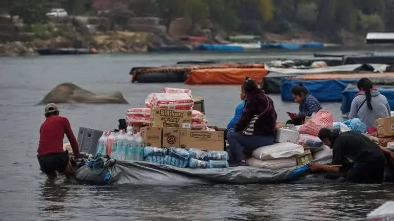 Clientes bolivianos que aprovechan y se llevan mercader&iacute;a de Argentina. HERN&Aacute;N ZENTENO