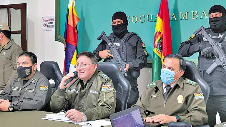 Erick Holguín (medio), comandante de la Policía de Cochabamba, durante la conferencia de prensa. MARIELA COSSÍO