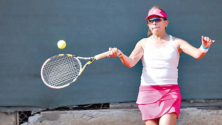 Una deportista pega a la pelota. ARCHIVO