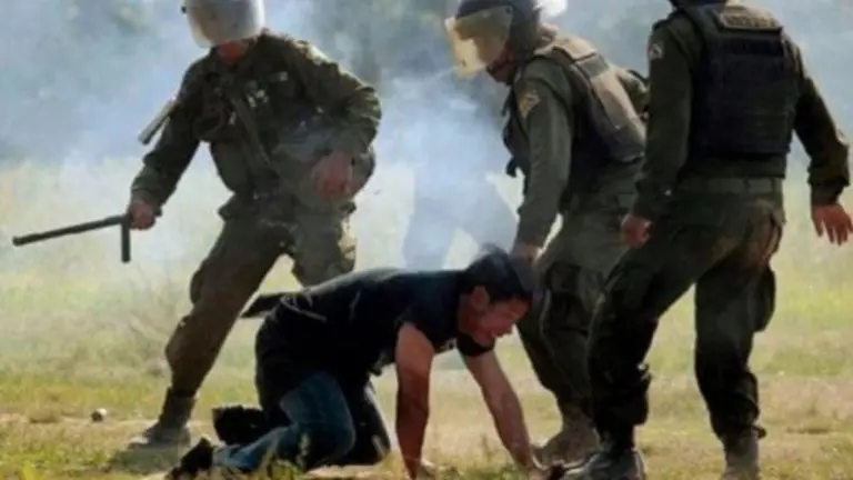Polic&iacute;as reprimen a manifestantes del Tipnis, en 2011. ARCHIVO