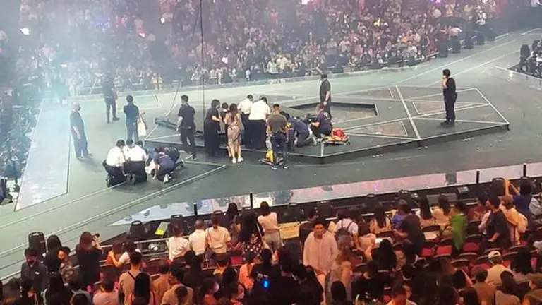 El momento despu&eacute;s del accidente en el concierto de la banda de k-pop Mirror. RRSS