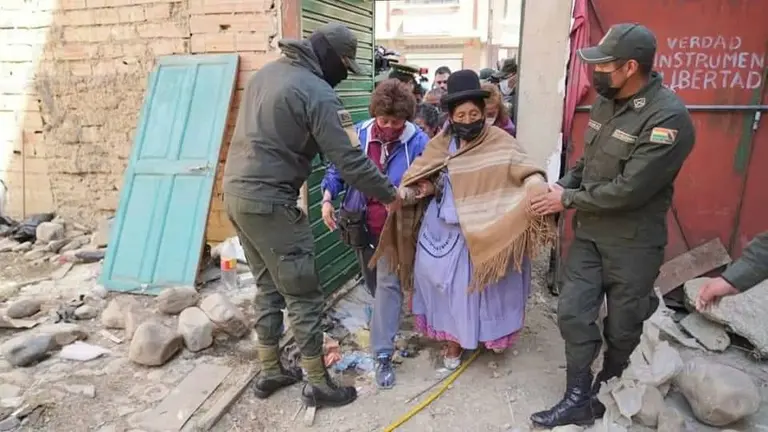 La se&ntilde;ora Agustina Yujra, ingresando a su casa luego de dos semanas. EDUARDO DEL CASTILLO