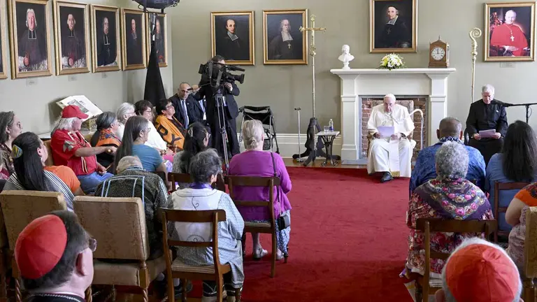 El Papa Francisco se reúne con jóvenes y ancianos indígenas en la escuela primaria de Iqaluit, la capital de Nunavut (Canadá), este 29 de julio de 2022. EFE