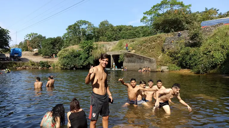Los jugadores Sub 17 de River se ba&ntilde;an en un r&iacute;o del Tr&oacute;pico. GENTILEZA RKC