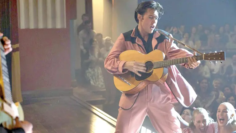 Austin Butler interpreta  al rey del Rock N&rsquo; Roll en el biopic &lsquo;Elvis&rsquo;.       WB