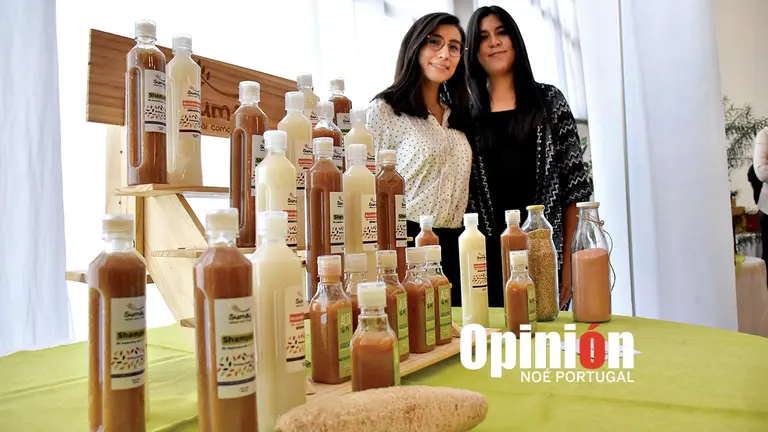 Las ingenieras ambientales Winny Alejandra Sejas Lazarte y María Laura Pinedo Maráz exponen los productos Sumay.               NOÉ PORTUGAL