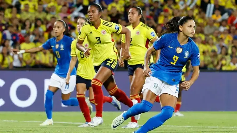 Debinha (d) de Brasil celebra un gol de penal, en la final de la Copa Am&eacute;rica femenina entre Colombia y Brasil en el estadio Alfonso L&oacute;pez en Bucaramanga (Colombia). EFE