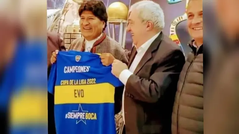 Evo Morales, junto al presidente de Boca, Jorge Amor Ameal.
