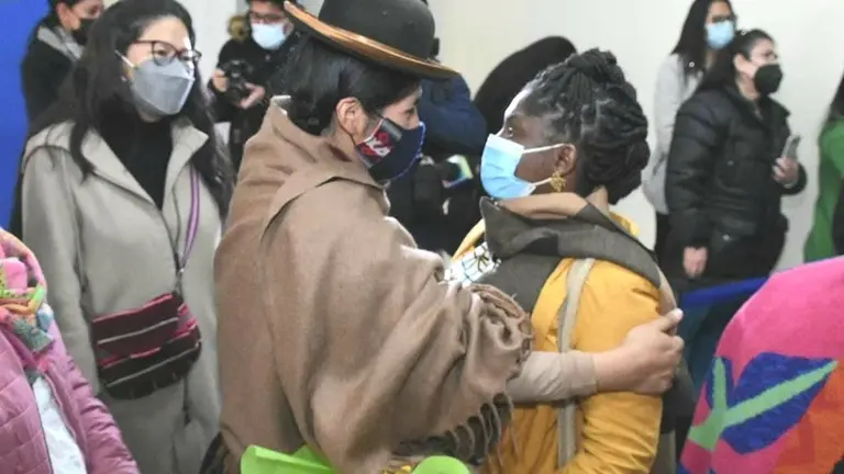 La vicepresidenta electa de Colombia, Francia M&aacute;rquez (d), junto a una mujer pace&ntilde;a. CIMARRONAS, ASOCIACI&Oacute;N DE MUJERES AFROBOLIVIANAS