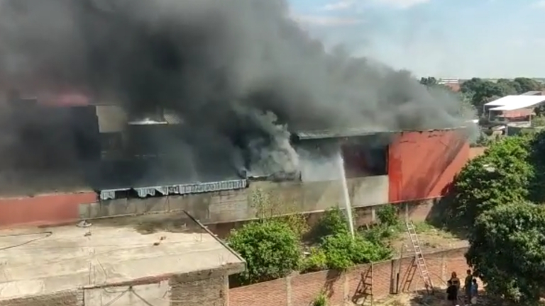 Imagen del incendio en un galp&oacute;n de telas del Plan 3.000.   CLAVE 300.1