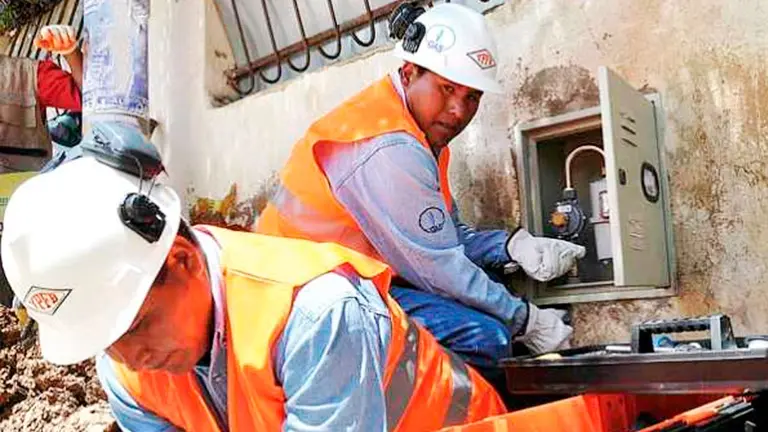 Trabajadores de YPFB realizan sus labores habituales. ARCHIVO