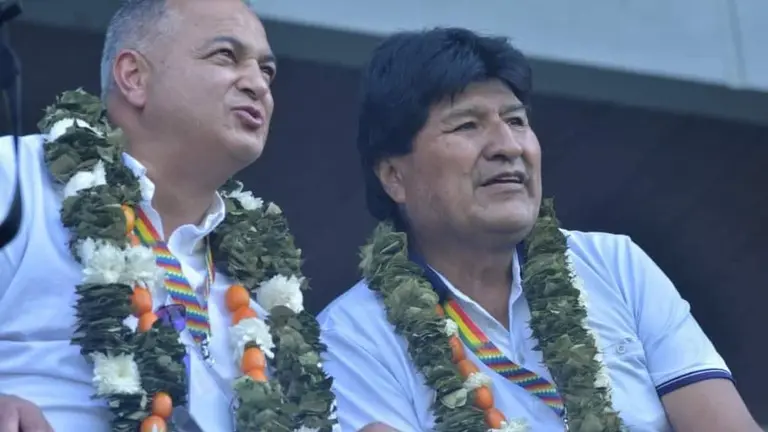 El titular de la FBF, Fernando Costa (i) con Evo Morales, en la inauguraci&oacute;n de la Copa Evo. RKC