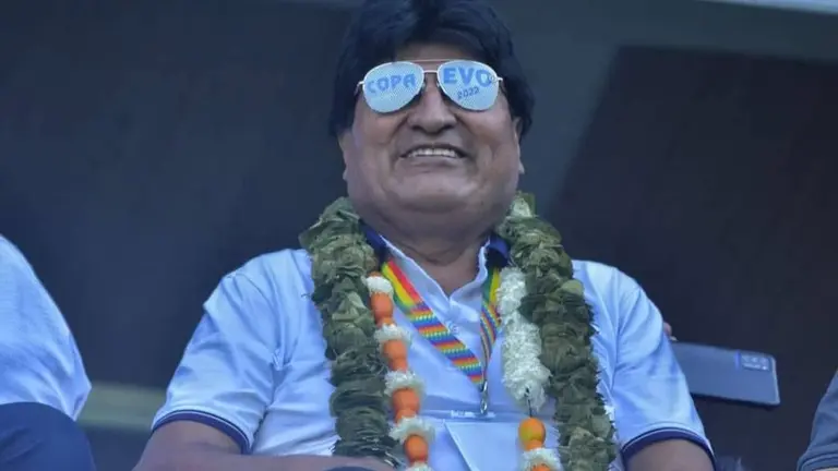 El expresidente Evo Morales, con anteojos que promocionaron la Copa Evo. RKC