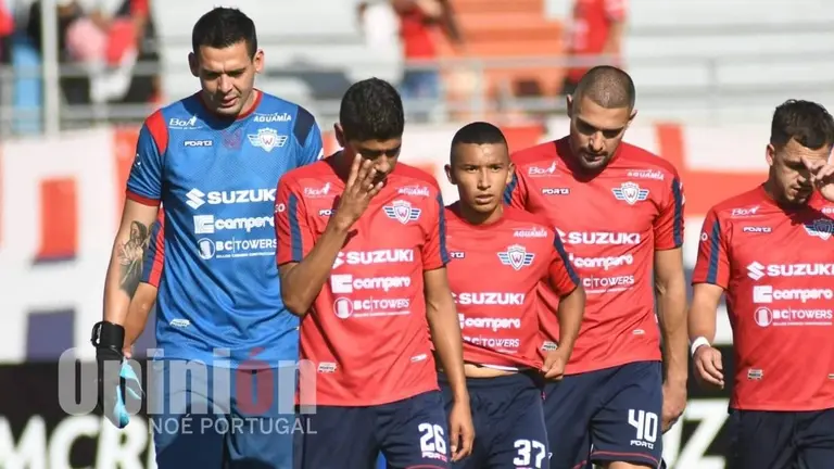 Los jugadores de Wilster, golpeados tras la derrota por 0-2 ante Real Tomayapo, en el Capriles. NO&Eacute; PORTUGAL
