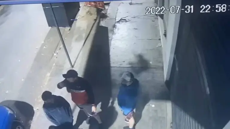 Los ladrones, antes de ingresar a la joyer&iacute;a, en Cochabamba. ARCHIVO
