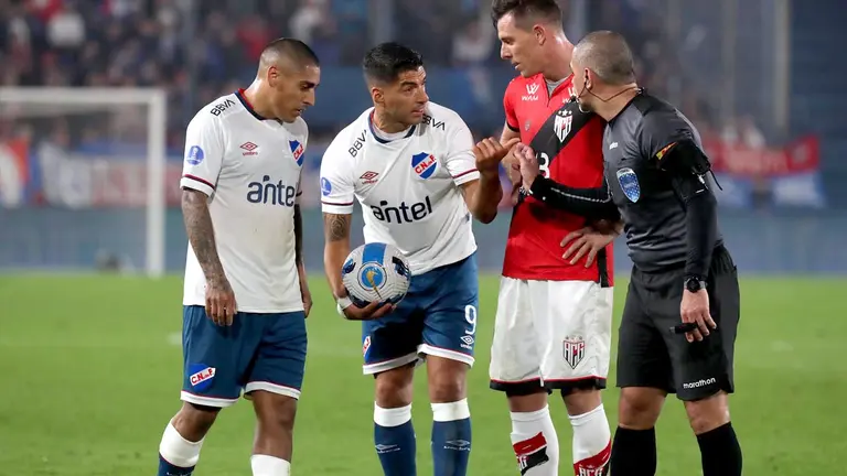 Luis Suárez (2-i) de Nacional, en un partido de la Copa Sudamericana entre Club Nacional y Atlético Goianiense en el estadio Gran Parque Central en Montevideo. EFE