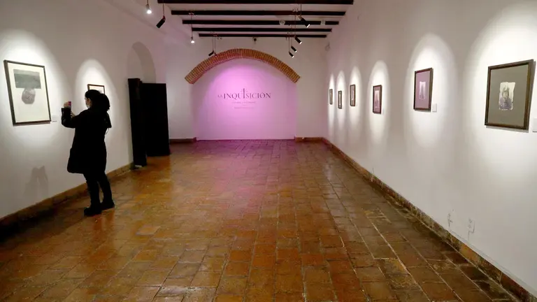 Personas visitan la muestra "in&eacute;dita" de doce obras del pintor Ricardo P&eacute;rez Alcal&aacute; hoy, en La Paz. EFE