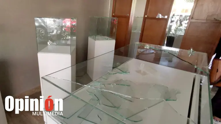 Los mostradores destrozados por los delincuentes que se llevaron joyas de Duors. MARIELA COSSÍO