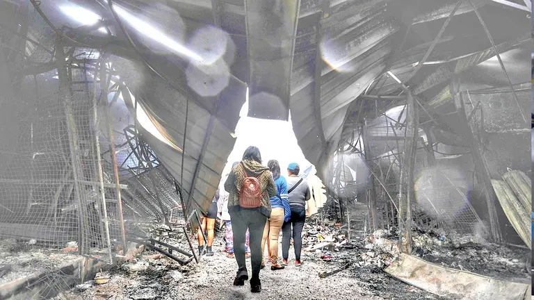 Restos de las casetas incendiadas en el mercado. APG