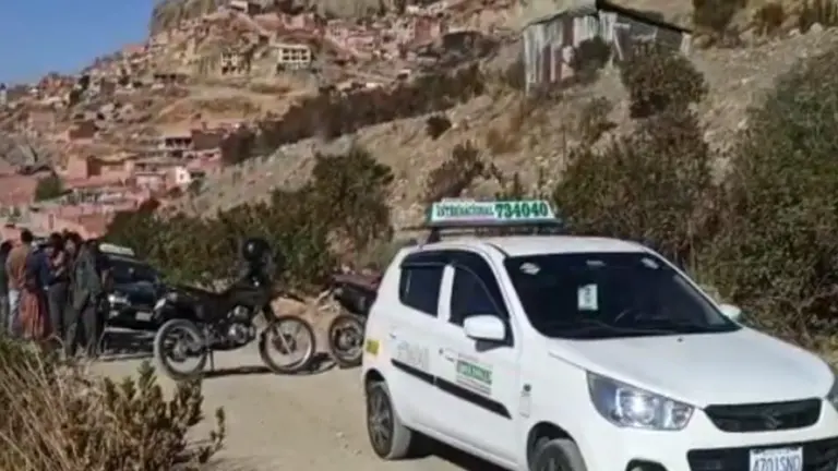 El vehículo de la víctima abandonado en la zona Valle de Las Flores, La Paz. UNITEL