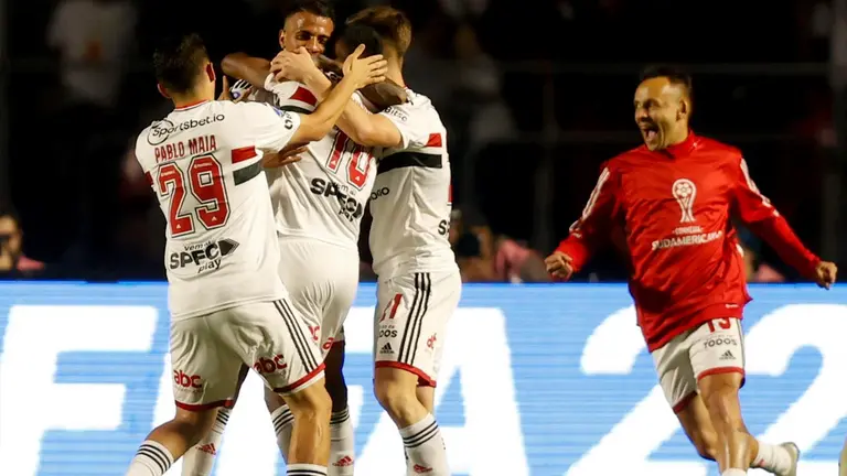 Nikao (c) de Sao Paulo celebra un gol, en un partido de la Copa Sudamericana entre Sao Paulo y Ceará en el estadio Morumbi en Sao Paulo. EFE