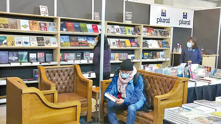 El stand de Plural en la 26ava Feria Internacional del Libro de La Paz. FACEBOOK
