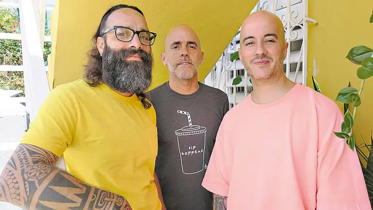 los integrantes de la banda puertorriqueña de reggae Cultura Profética, Willy Rodríguez (d), Omar Silva (i) y Eliut González. EFE