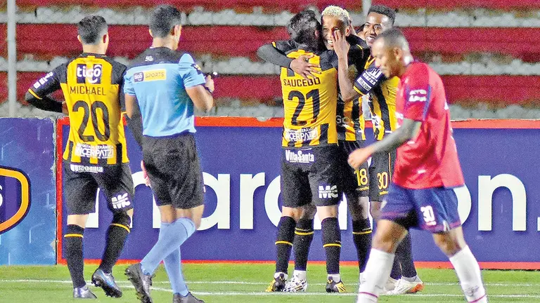 Los jugadores del Tigre celebran un gol ante la tristeza de los Rojos. APG