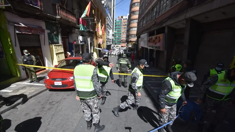 Polic&iacute;as instalan un cerco de seguridad en la calle Yanacocha de la ciudad de La Paz, tras el anuncio de una presunta bomba al interior del Ministerio de Trabajo. APG.