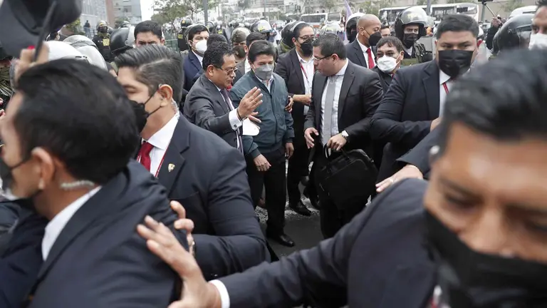 El presidente de Perú Pedro Castillo (c) a su salida de la Fiscalía de la Nación, hoy en Lima (Perú). EFE