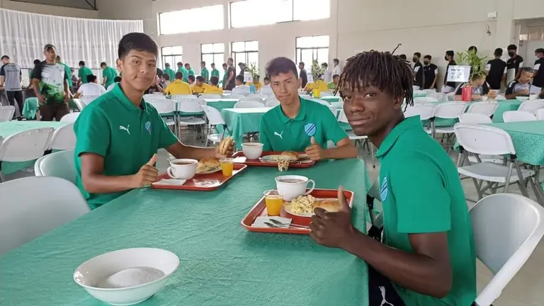 Jugadores de Bolivar desayunan en el Centro de Formaci&oacute;n y Entrenamiento Deportivo (CEFED) de Villa Tunari. RADIO KAWSACHUN COCA