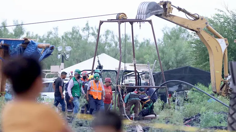 Personal de rescate labora en la zona donde se encuentran 10 mineros atrapados, hoy en el municipio de Sabinas en Coahuila (México). EFE