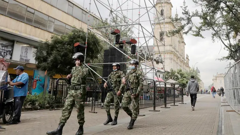 Integrantes del Ejército prestan seguridad en el centro donde se realiza el montaje de las tarimas para la ceremonia de investidura presidencial de Gustavo Petro, hoy en Bogotá. EFE