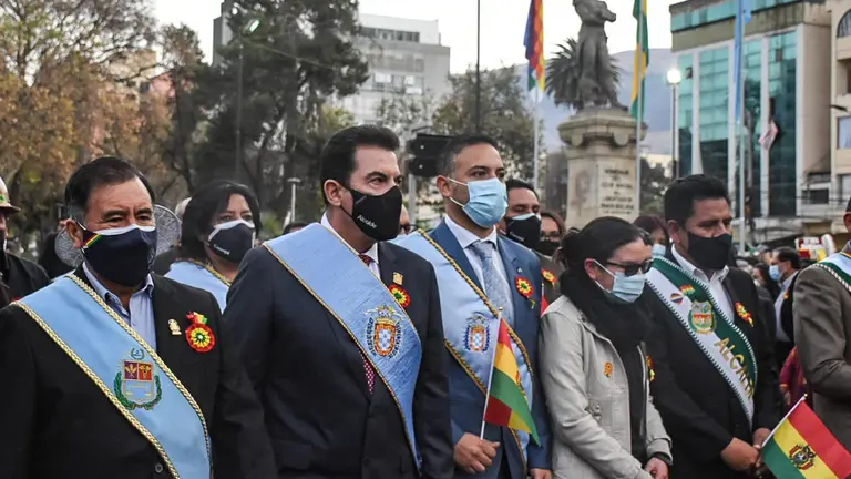 El gobernador Humberto S&aacute;nchez, el alcalde Manfred Reyes Villa y otras autoridades durante el desfile por el 6 de agosto. DICO SOL&Iacute;S