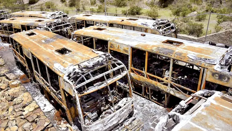 Buses PumaKatari que fueron destrozados en 2019. APG