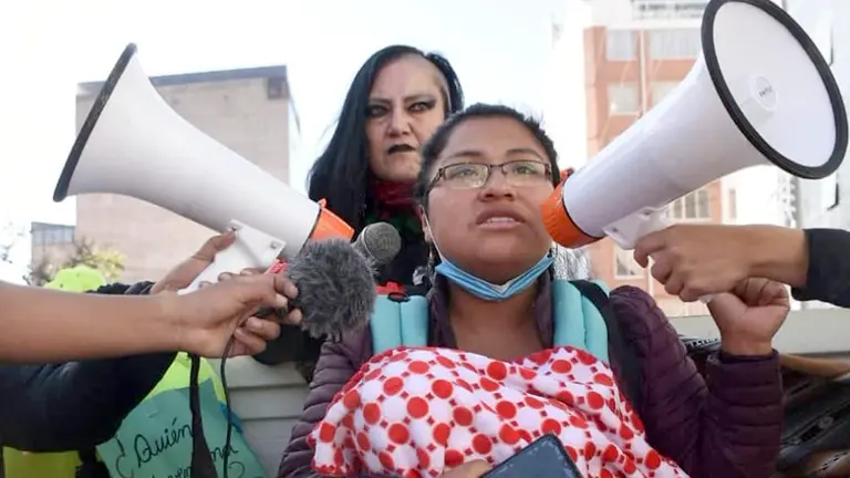Una mam&aacute;, en primera l&iacute;nea, por la billetera m&oacute;vil. Detr&aacute;s est&aacute; la activista Mar&iacute;a Galindo. APG