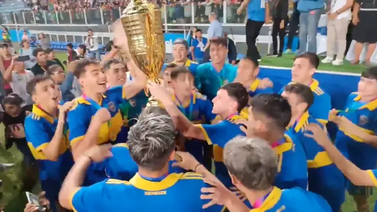 J&oacute;venes de la sub17 de Boca Juniors festejan el campeonato de la Copa Evo.