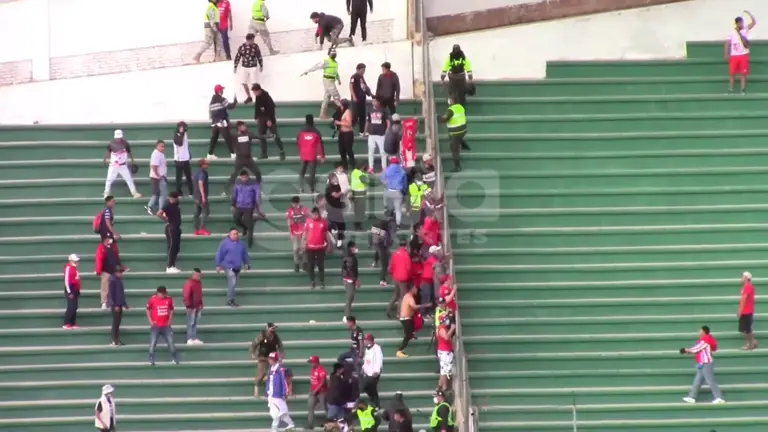 Los enfrentamientos iniciaron en las tribunas del estadio Patria. CAPTURA DE VIDEO
