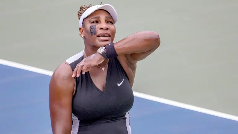 La jugadora estadounidense Serena Williams en acción contra la española Nuria Párrizas Díaz en el Masters de Canadá, hoy en Toronto (Canadá). EFE
