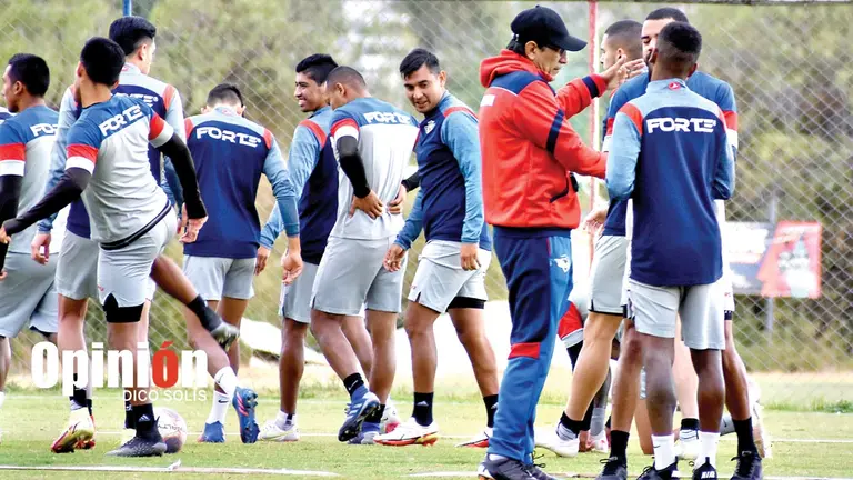 Alberto Illanes conversa con los jugadores del Aviador, antes de las prácticas. DICO SOLÍS
