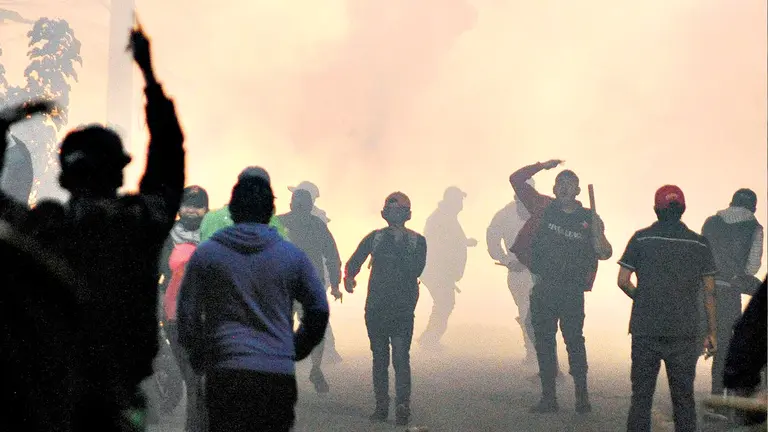 Grupos a favor y en contra de los bloqueos en Plan 3000, en Santa Cruz, con petardos. APG