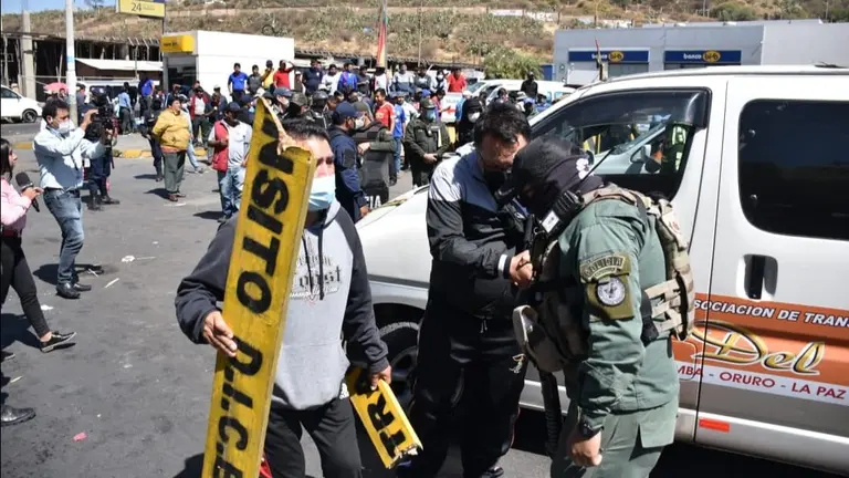 Un grupo de transportistas dialoga con un efectivo policial, durante los enfrentamientos en la avenida Ayacucho. NO&Eacute; PORTUGAL.