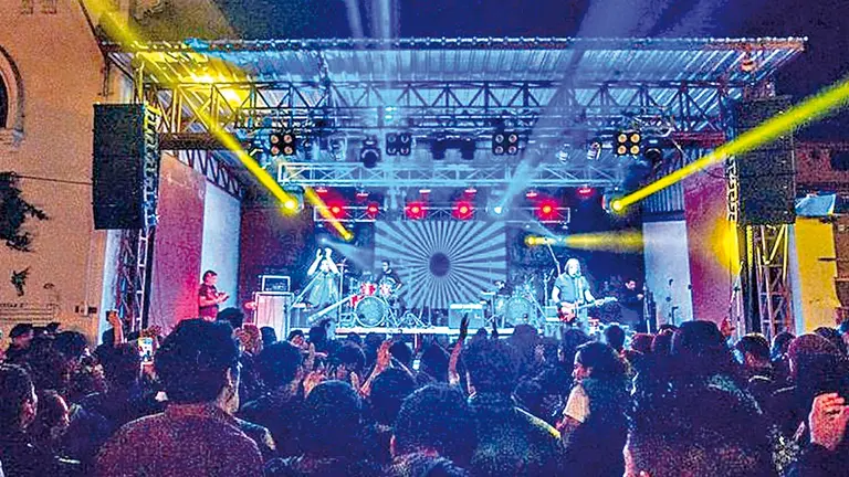 Una banda participa en una versi&oacute;n pasada de Llajta Rock. ARCHIVO