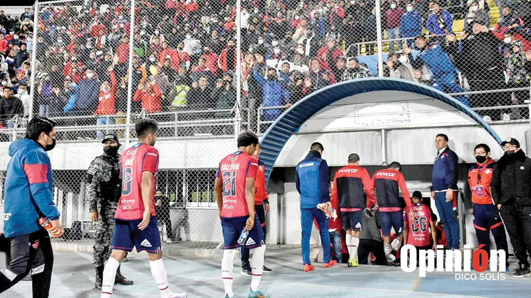 Los aviadores se dirigen  al camarín ante la molestia de la hinchada. DICO SOLÍS